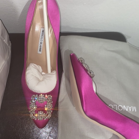 Manolo Blahnik satin pump.
4.3" covered stiletto heel. - Picture 3 of 6